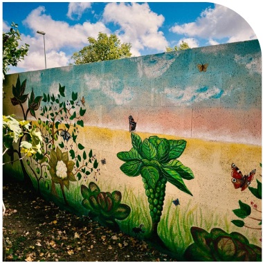 Vue d'ensemble de la fresque champêtre le long du mur
