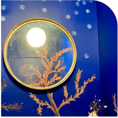 Miroir rond entouré de coraux peints