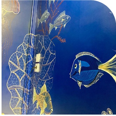 Poisson-chirurgien bleu au milieu des algues