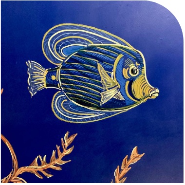 Poisson-ange peint sur le mur bleu