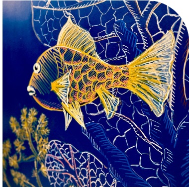 Poisson doré nageant devant une gorgone