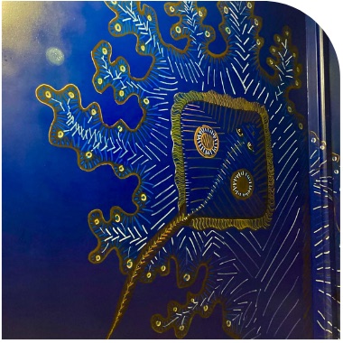 Détail graphique doré sur fond bleu