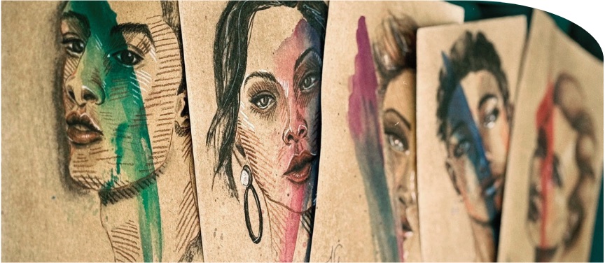 Série de portraits sur papier kraft alignés au mur